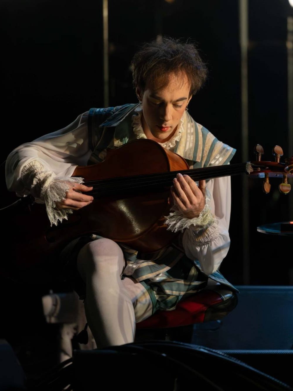 Théodore Vibert au violoncelle sur scène dans If Music Be the Food of Love